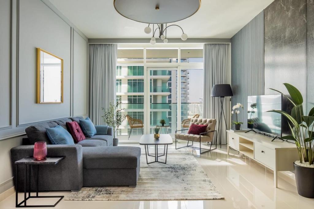 uma sala de estar com um sofá e uma televisão em Silkhaus Tower with Private Beach in Exclusive Location no Dubai