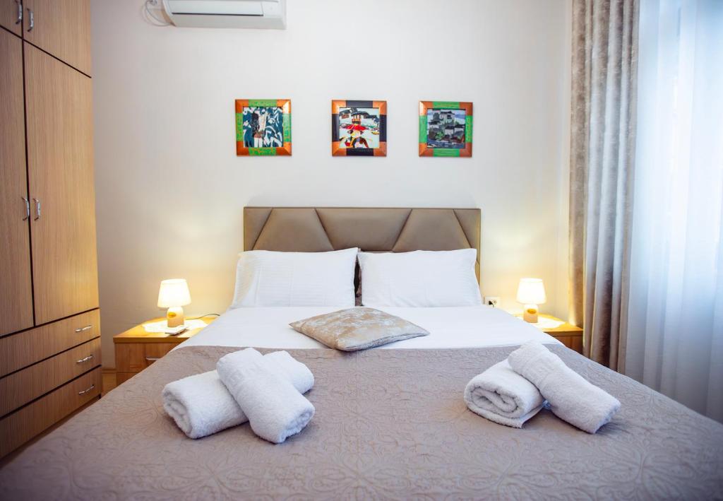 Postel nebo postele na pokoji v ubytování Tirana Center Apartment - Zogu I Boulevard