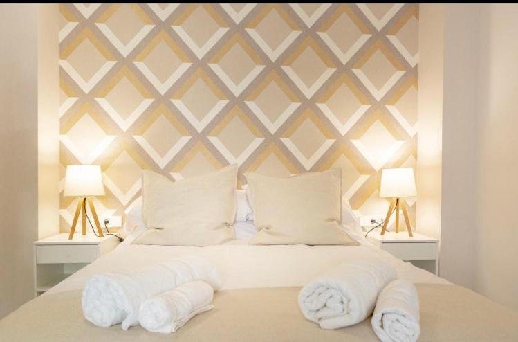 um quarto com uma cama branca e 2 candeeiros em HANZA TOWER Apartments White Sky 16 to 26th floor POOL & SPA em Szczecin