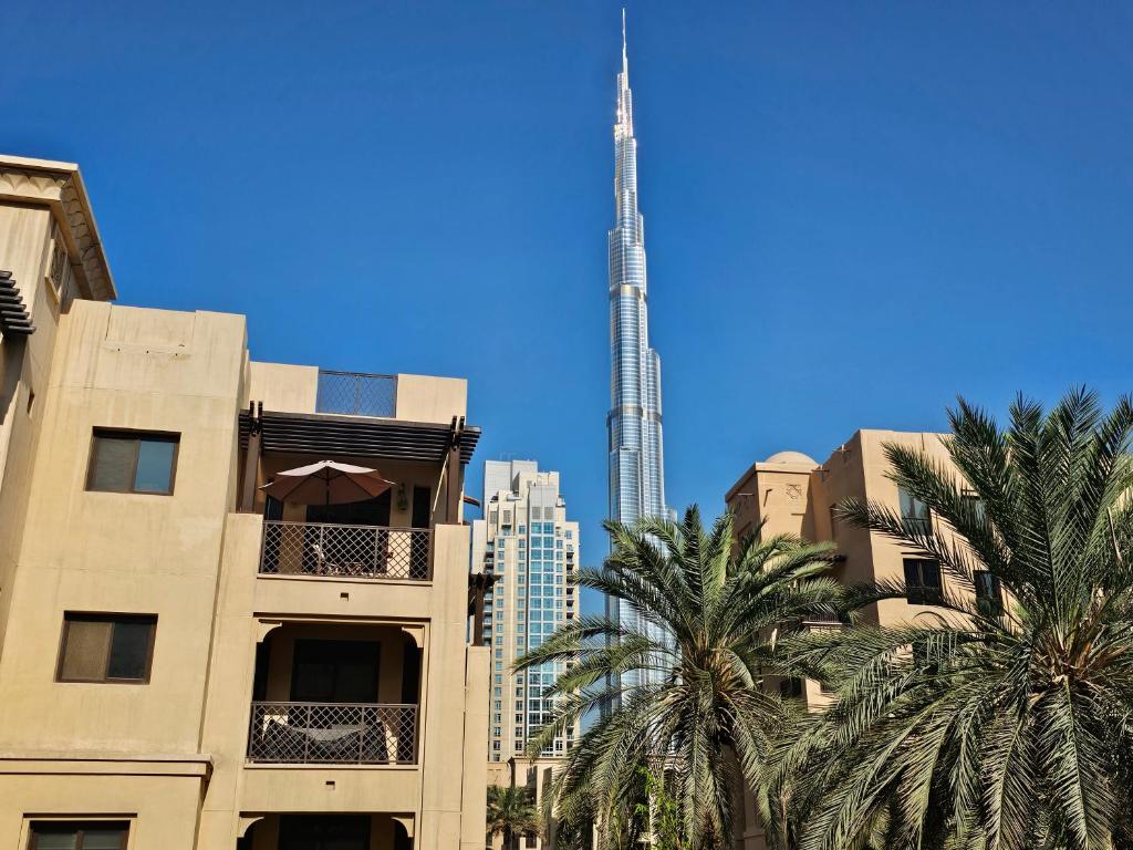 杜拜的住宿－PALACE DOWNTOWN APARTMENT，从迪拜市欣赏到布吉哈利法的景色