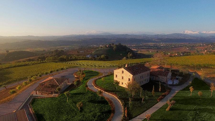 une vue aérienne sur une maison dans un champ dans l'établissement Officina del Sole, à Montegiorgio