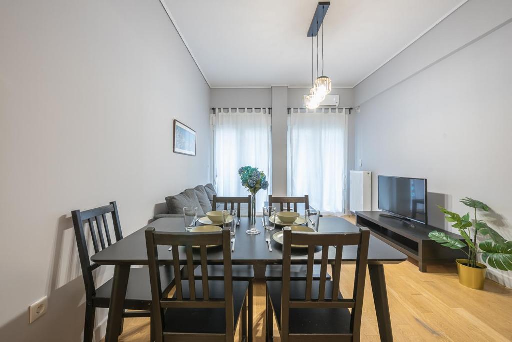 TV a/nebo společenská místnost v ubytování Pame Rentals - 2BD & 2BA Home, 4 Min to Acropolis