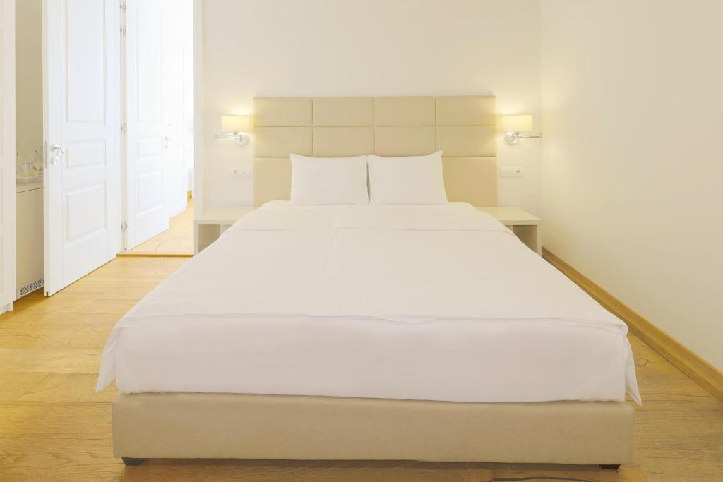 Postel nebo postele na pokoji v ubytování Lanterna Rooms City Center