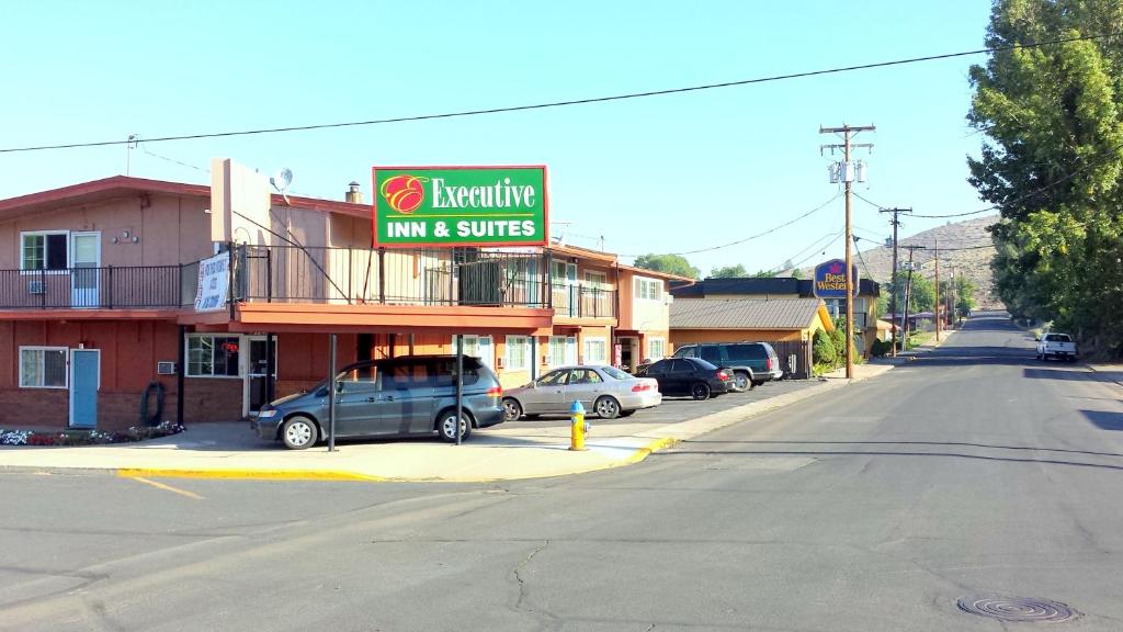 una strada vuota con un cartello per una locanda per il ketchup e suite di Executive Inn & Suites a Lakeview