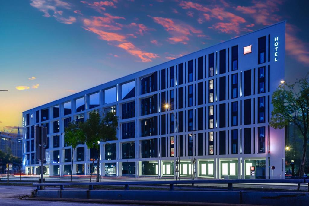 ein großes Bürogebäude mit vielen Fenstern in der Unterkunft Ibis Hamburg City in Hamburg