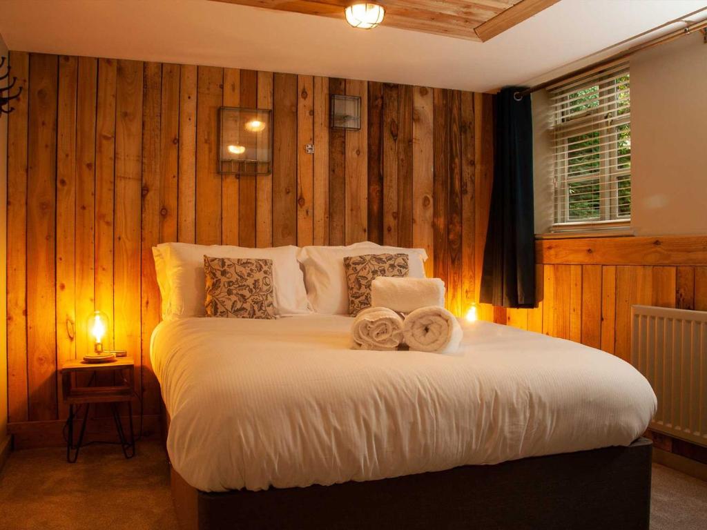 um quarto com uma cama com toalhas em The Wiremill em Felbridge
