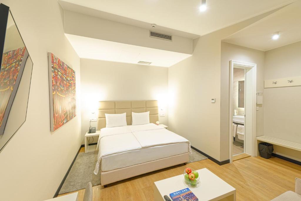 Postel nebo postele na pokoji v ubytování Lanterna Rooms City Center
