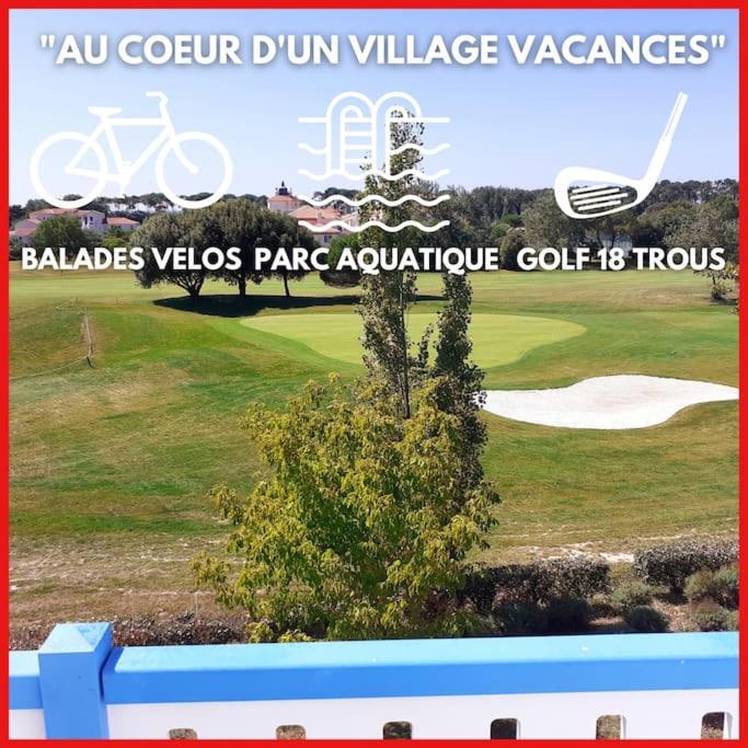 un panneau indiquant un parcours de golf avec un vélo sur un champ dans l'établissement 