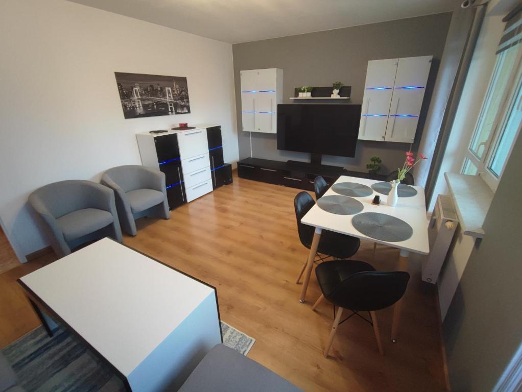 a small living room with a table and chairs at Apartament Mickiewicza w centrum Augustowa in Augustów