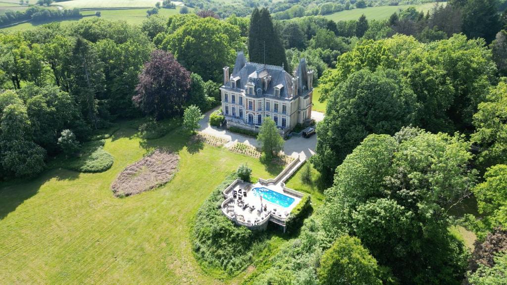 uma vista aérea de uma mansão com uma piscina em Chateau de Clinzeau em Saint-Léger-de-Fougeret