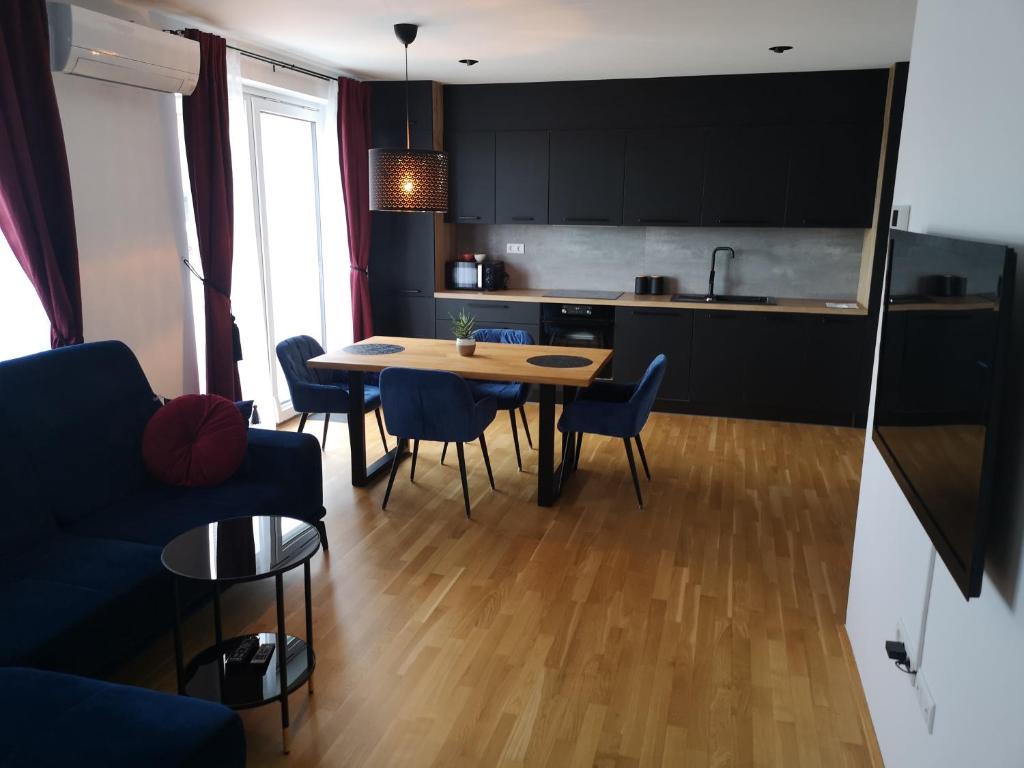 uma sala de estar com mesa e cadeiras e uma cozinha em Apartma Elton em Gornja Radgona