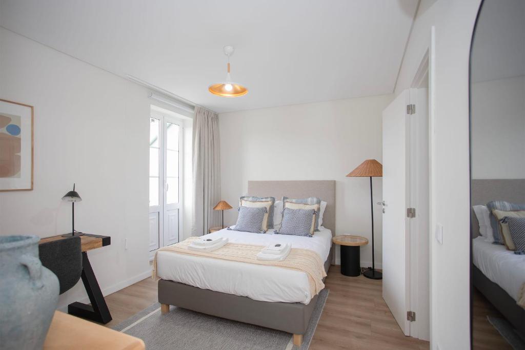um quarto com uma cama com almofadas azuis em Liiiving in Porto - Downtown Quiet House no Porto