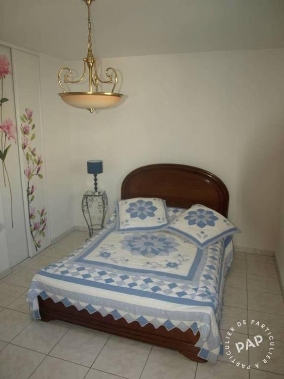 un lit avec deux oreillers dessus dans une chambre dans l'établissement 80 m de la plage, à Fréjus