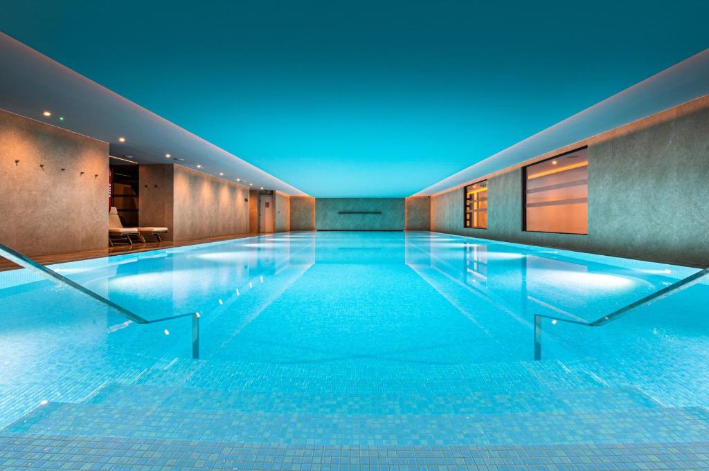 uma grande piscina num quarto de hotel em Harbour Hotel & Spa Richmond em Richmond upon Thames