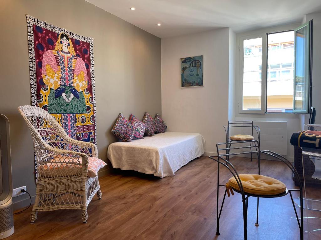 Zimmer mit einem Bett und einem Wandgemälde in der Unterkunft Alexandre in Nizza