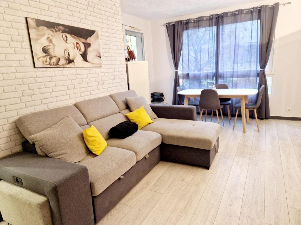 sala de estar con sofá y mesa en Appartement cosy - Alfortville, en Alfortville