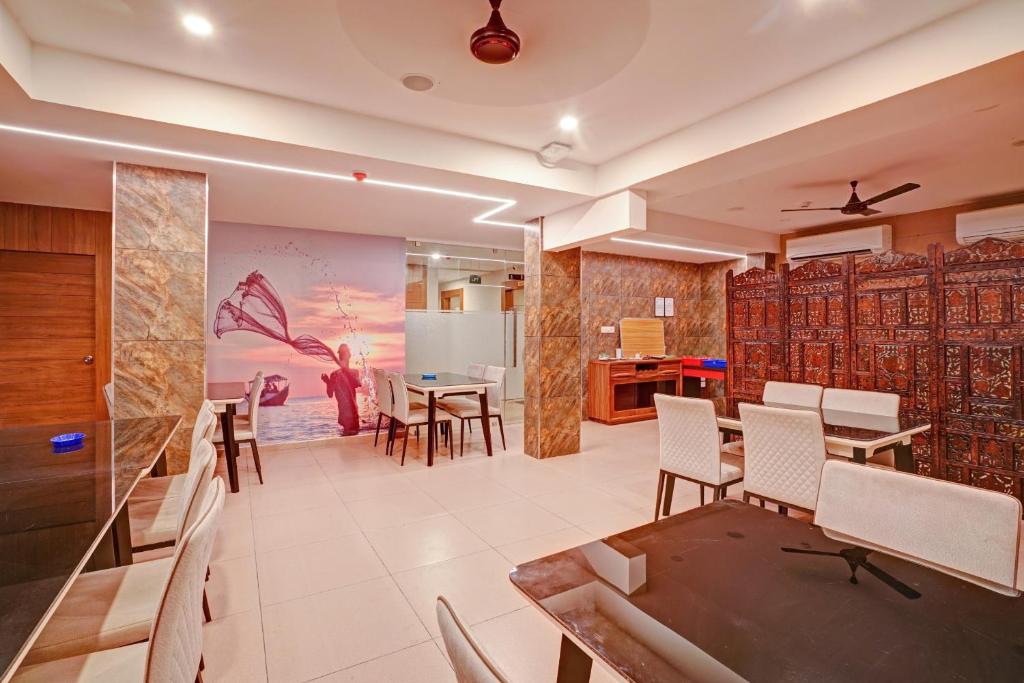 a kitchen and dining room with a table and chairs at Super Townhouse 865 Edasserys Sea Pearl in Ernakulam