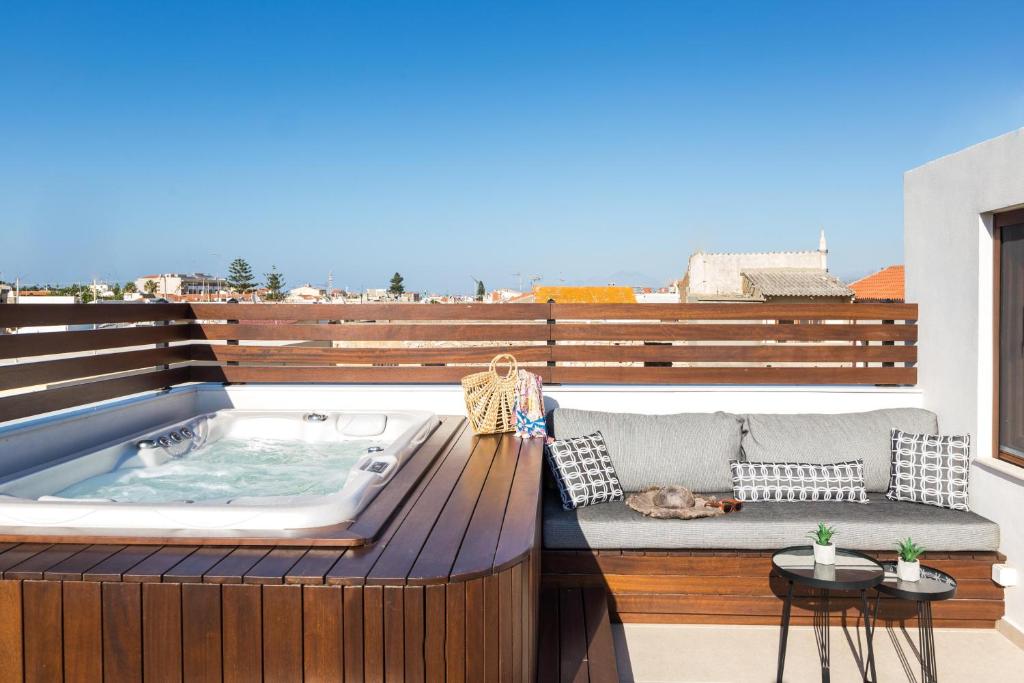 Le Bijou Luxury Suites Rethymno في مدينة ريثيمنو: حوض استحمام ساخن على سطح المنزل