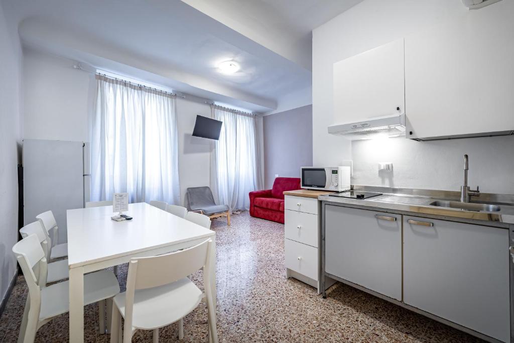 Кухня або міні-кухня у YID Agnolo three bedroom apartment in Florence