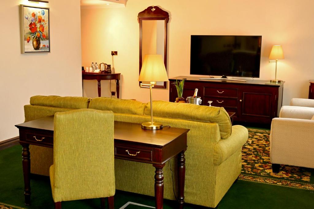 TV a/nebo společenská místnost v ubytování Midland Hotel Nakuru