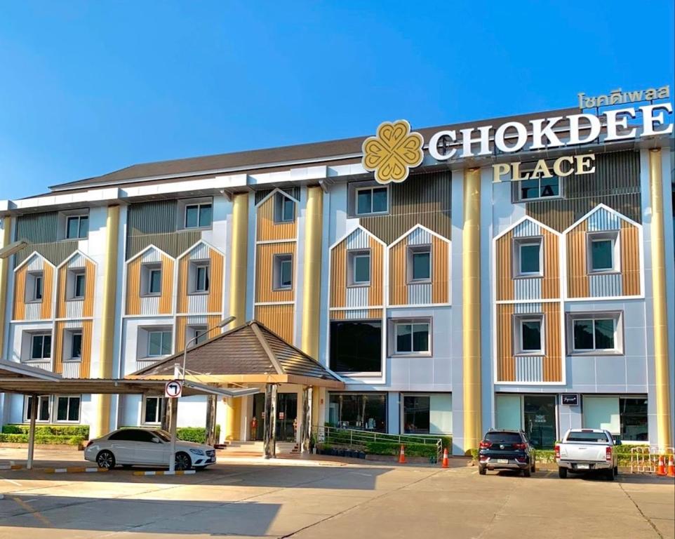 um edifício com um cartaz que lê "Chicken ergy Place" em Chokdee Place em Sakon Nakhon