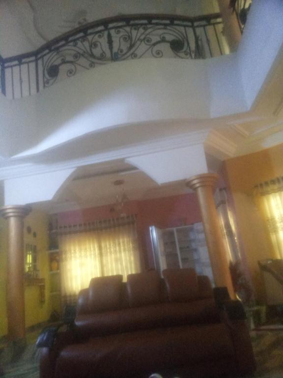 salon z kanapą w budynku w obiekcie Residence Ola w mieście Porto-Novo