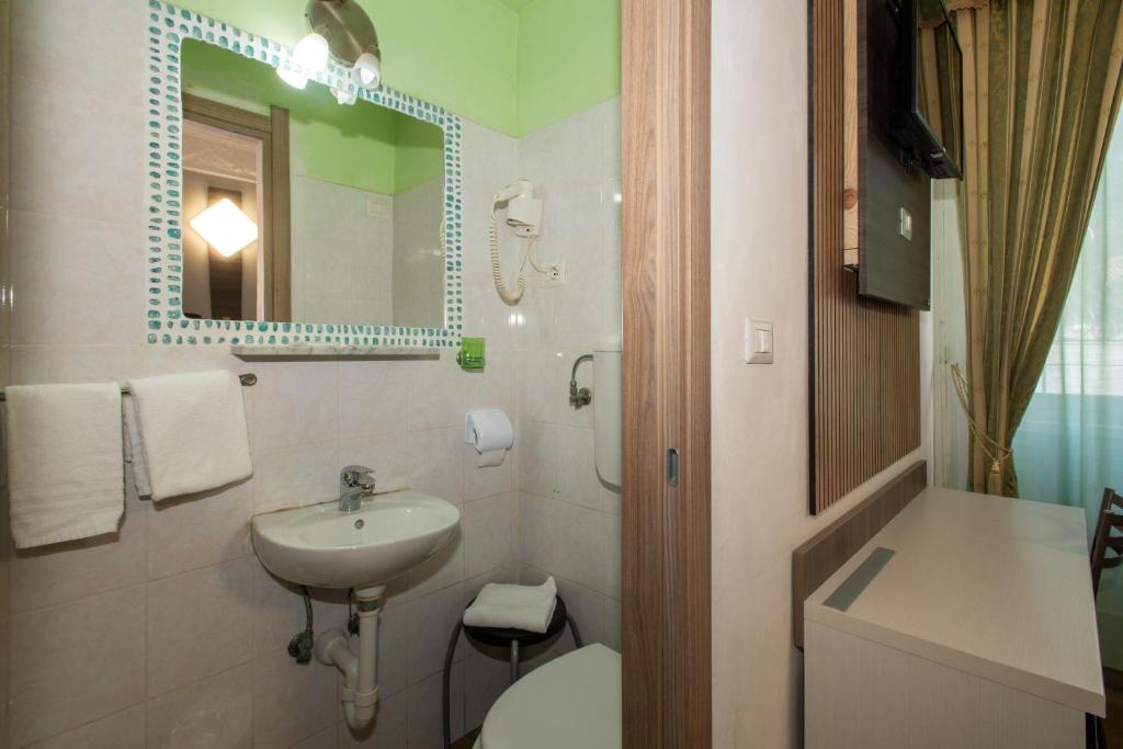 Koupelna v ubytování Hotel Piola