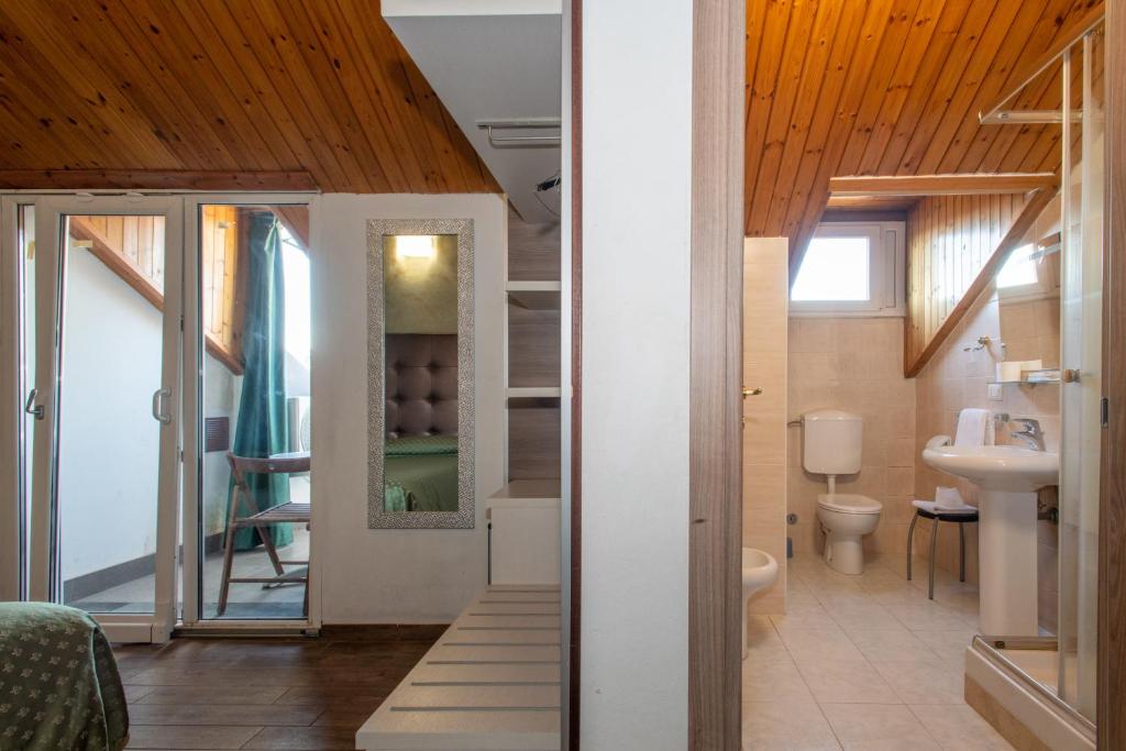 Koupelna v ubytování Hotel Piola