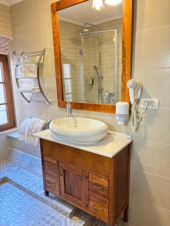 Un baño de Hotel Monte Cristo
