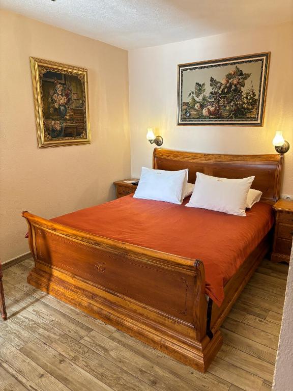 Una cama o camas en una habitación de Hotel Monte Cristo