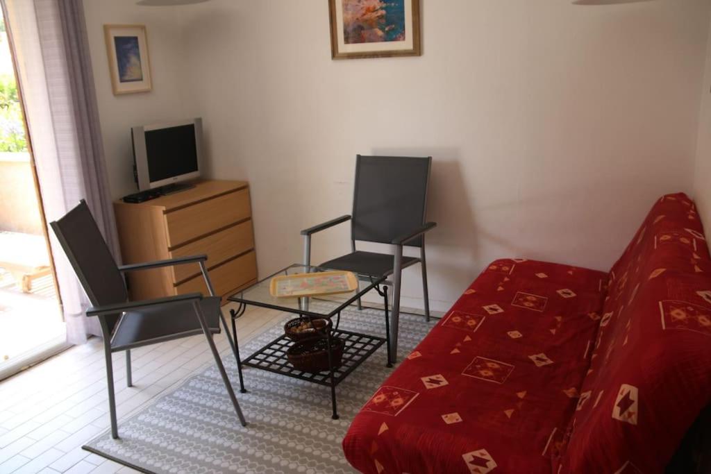 un salon avec un canapé, une table et des chaises dans l'établissement Villa 41, Port Vénus au village naturiste, au Cap d'Agde