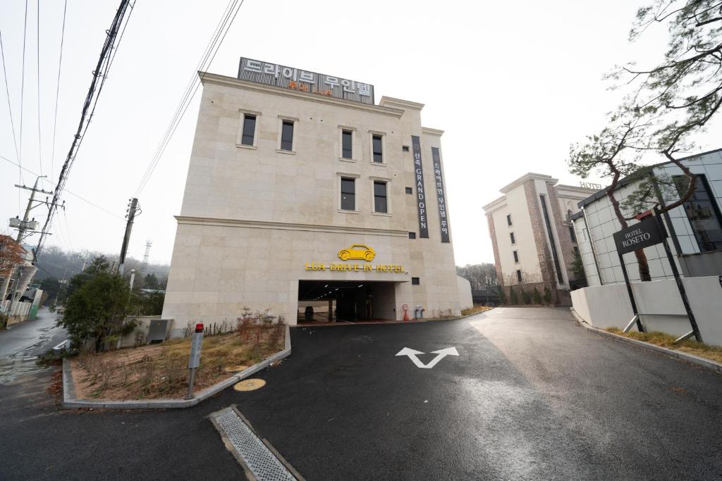 ein Gebäude mit einem Schild an der Seite in der Unterkunft Lua Premium Drive-In Hotel in Pocheon-si