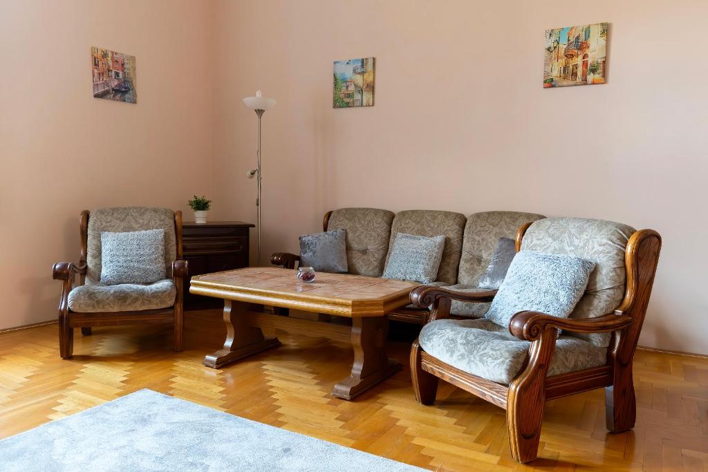 a living room with a table and two chairs at Tomka Apartman in Szeged