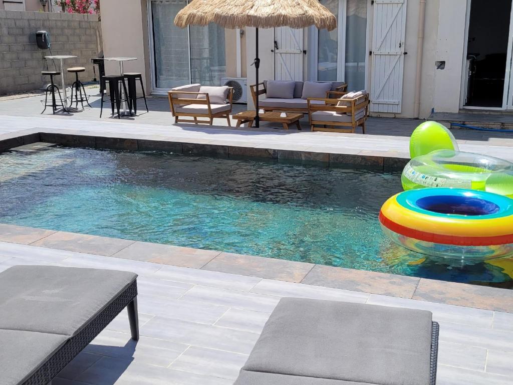 een zwembad met speelgoed in het water bij Villa individuelle 3 chambres - 6 pers in Calvi