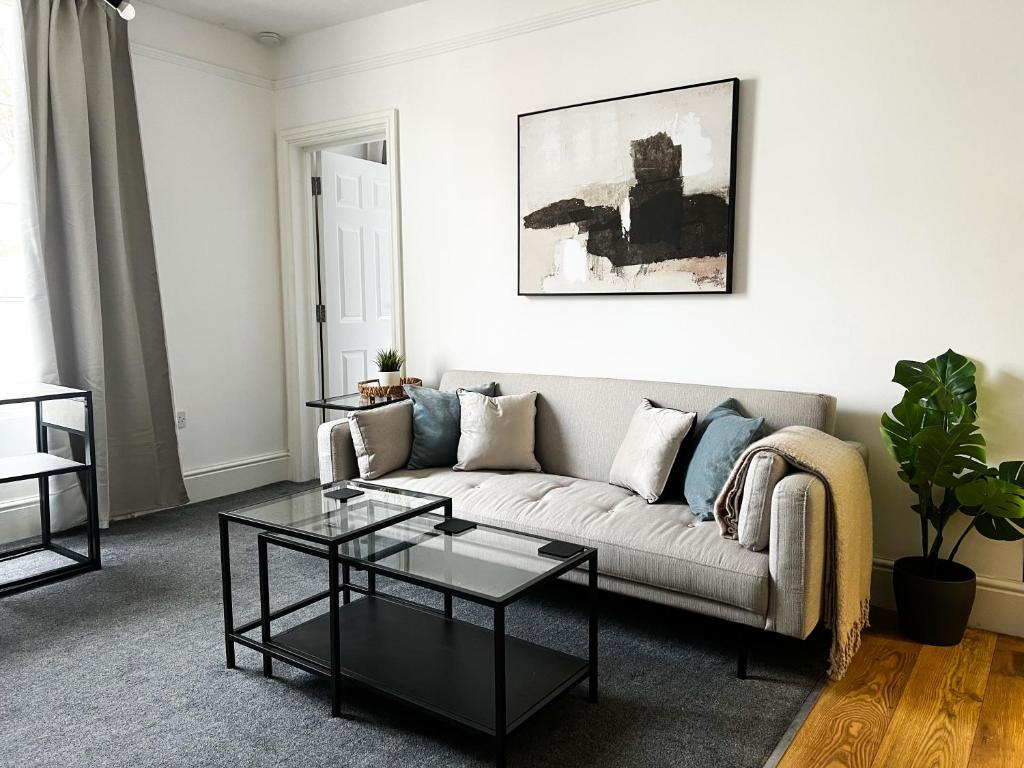 ein Wohnzimmer mit einem Sofa und einem Tisch in der Unterkunft Stunning City Apartment - Parking 