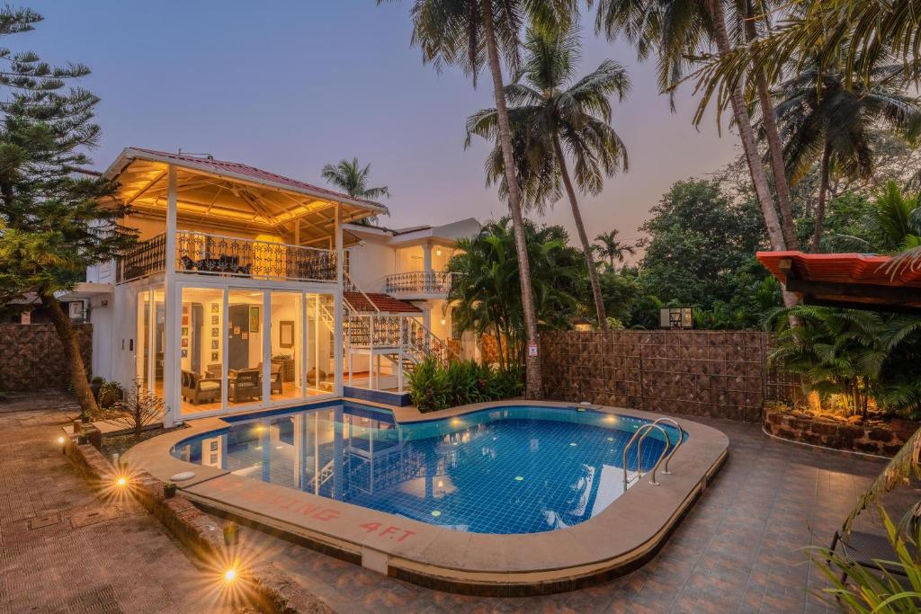 una piscina di fronte a una casa di Phoenix by Hireavilla 5BR Villa with Pool in Colvale a Colovale
