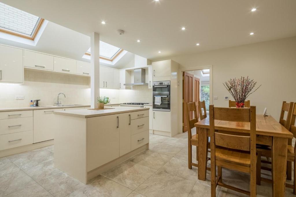 LARGE 4 bedroom Home with Garden and Free Parking - 度假屋