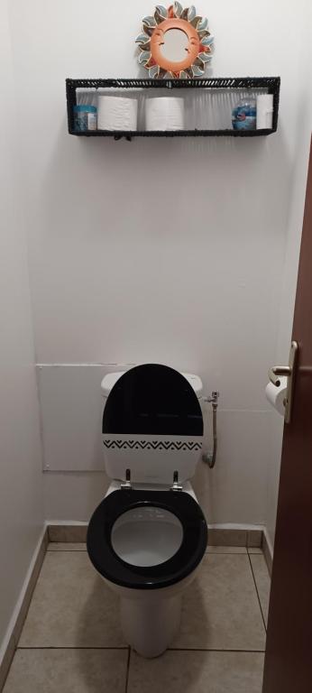 a bathroom with a black toilet with a black seat at NANA A33 Appartement 2 Chambres Climatisées cuisine équipée Netflix in Cayenne