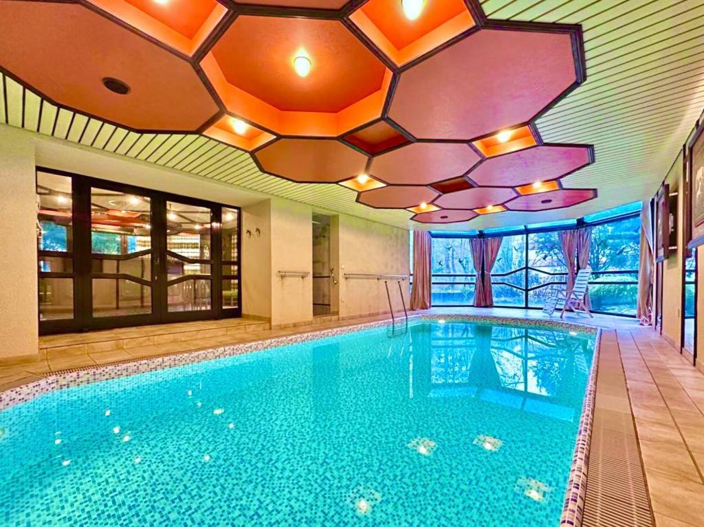 - une piscine dans un hôtel avec plafond dans l'établissement Luxury Spa Villa EMG Karlsruhe Baden-Baden Rastatt - Gernsbach, à Gernsbach