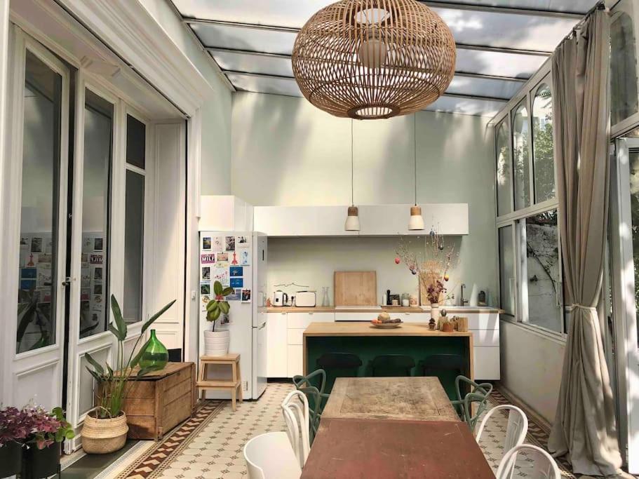 Il comprend une cuisine avec une table et des chaises. dans l'établissement Havre de paix au cœur de Marseille + Garage, à Marseille