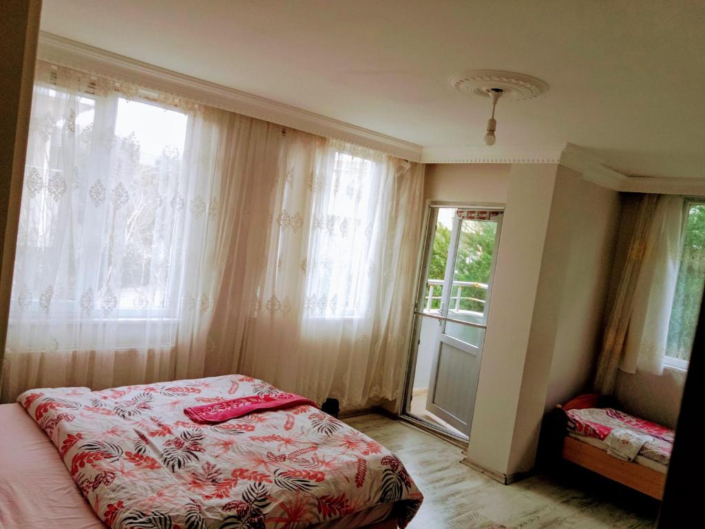 1 dormitorio con cama y ventana en Forest villa- 5 minutes from the airport, en Arnavutköy