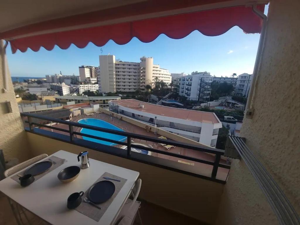 マスパロマスにあるLos Juncos II, apartamentoの市街の景色を望むバルコニー(シンク付)