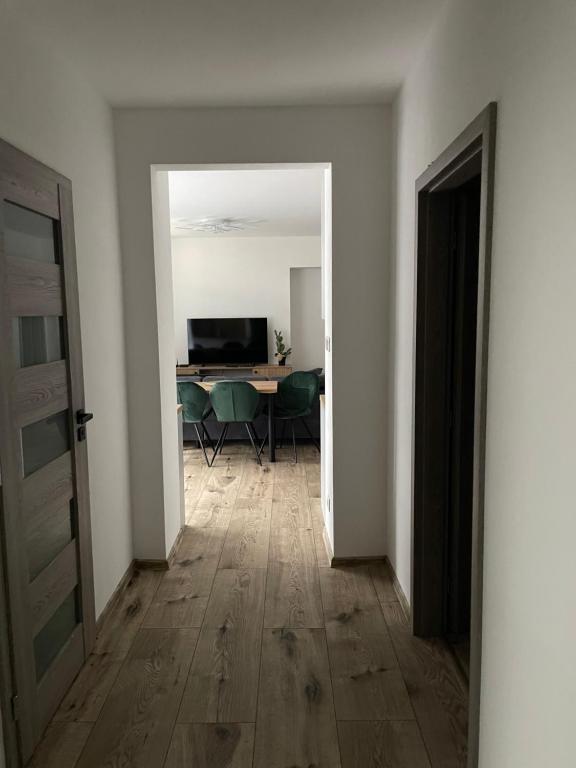 una habitación vacía con comedor con mesa en Rado Apartments, en Svit