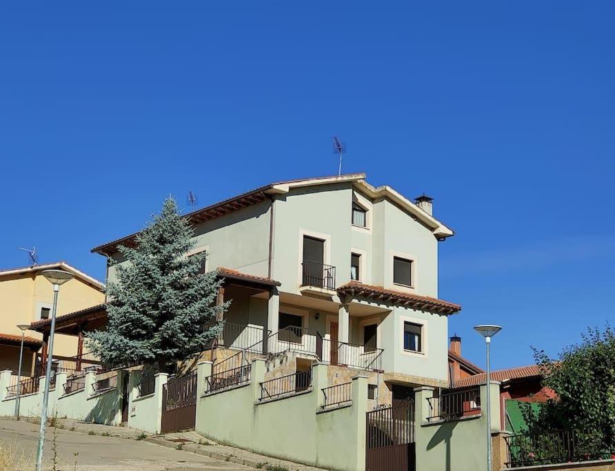 ein weißes Gebäude mit einem Baum davor in der Unterkunft Vivienda de Uso Turístico en entorno maravilloso in Huerta del Rey