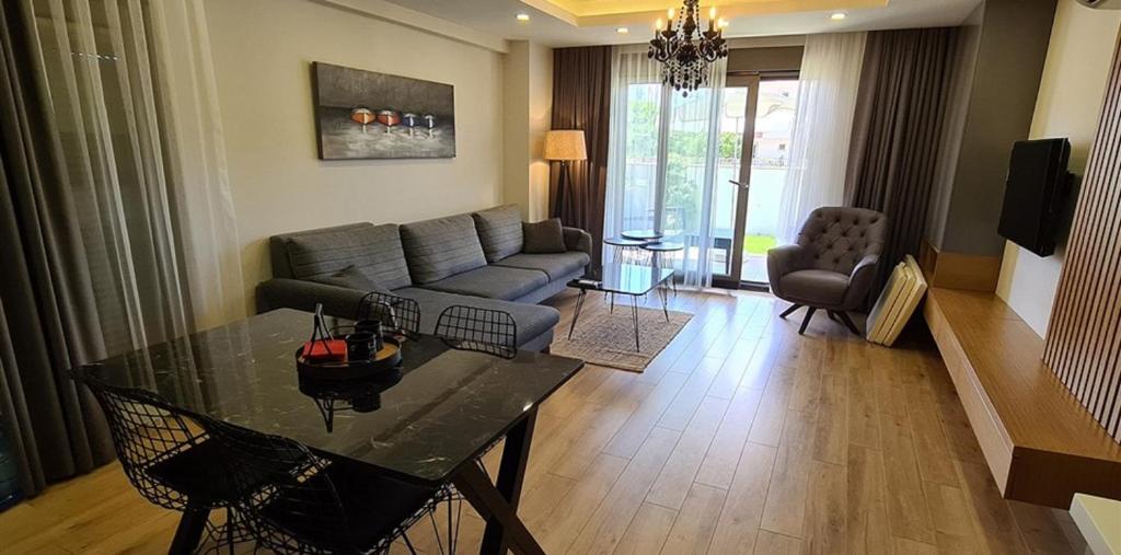 sala de estar con mesa y sofá en Veranda Suites, en Antalya