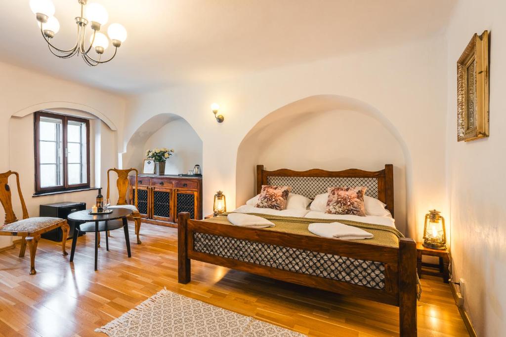 ein Schlafzimmer mit einem großen Bett in einem Zimmer in der Unterkunft Penzion U náměstí - At the Town Square in Český Krumlov