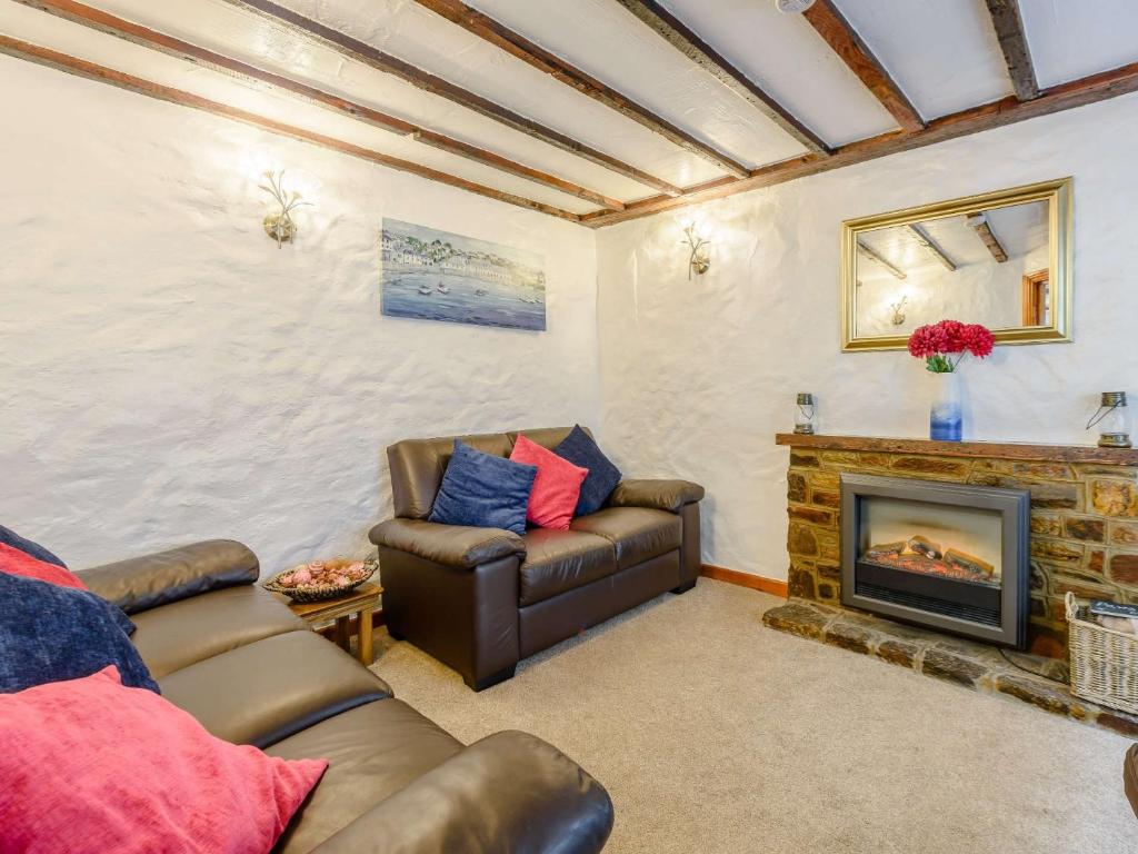 - un salon avec un canapé et une cheminée dans l'établissement 3 Bed in Ilfracombe 57795, à Ilfracombe