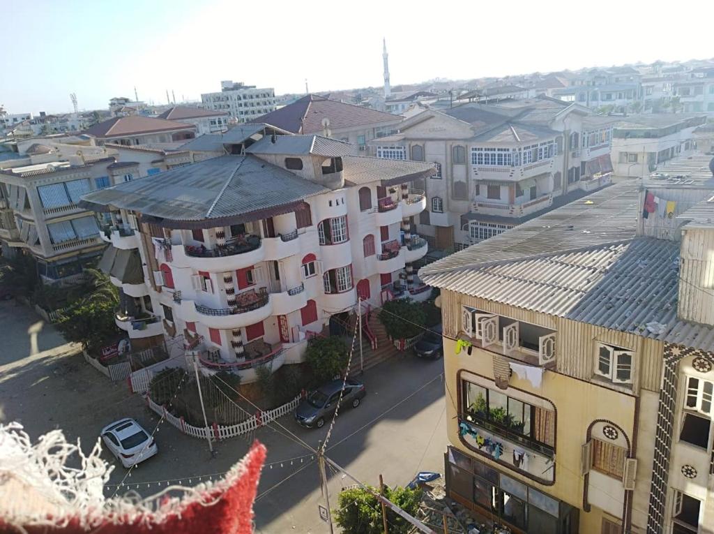 una vista aérea de una ciudad con edificios en El Nahass Villa, en Ras El Bar