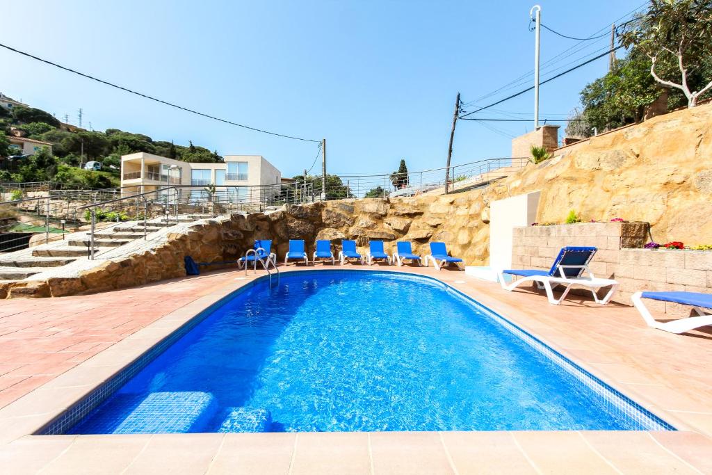 - une piscine avec des chaises longues dans l'établissement Villa Serena, à Lloret de Mar