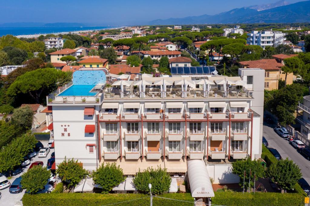 an aerial view of a building with a swimming pool at Hotel Nuova Sabrina in Marina di Pietrasanta